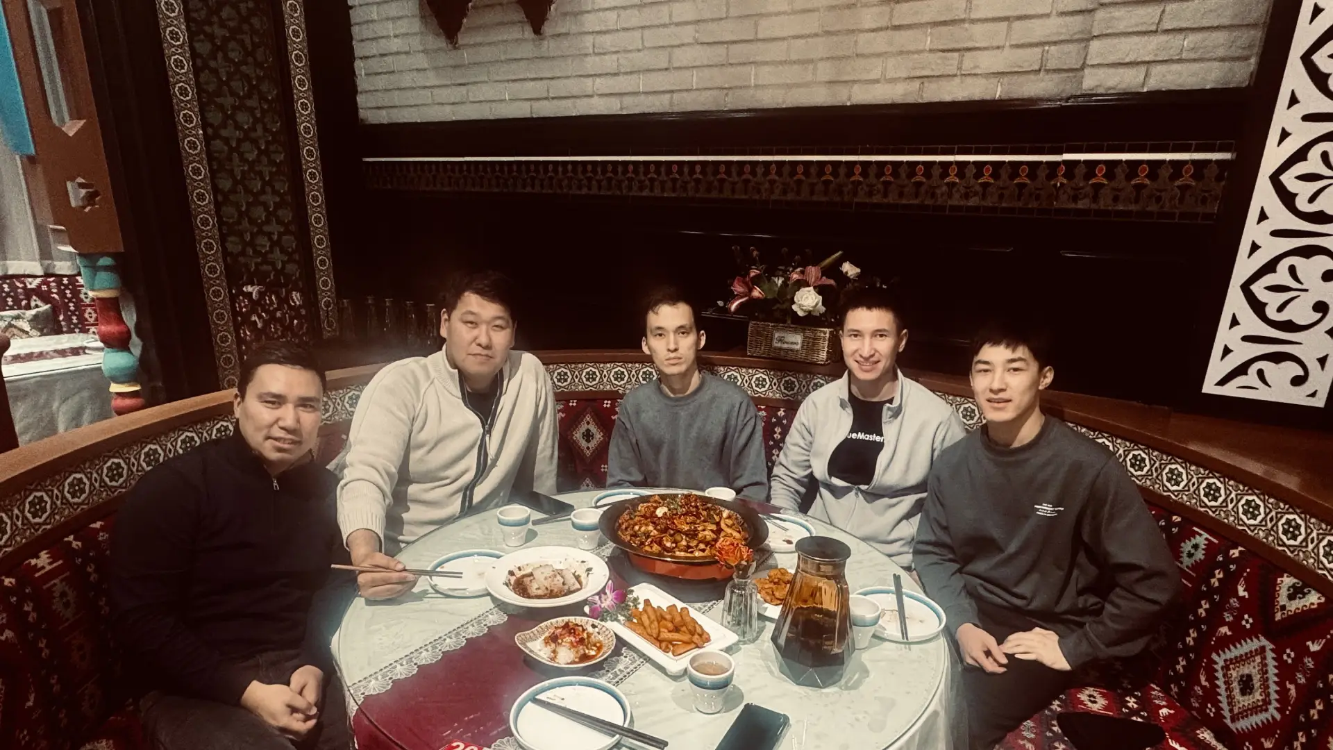 Қытай мейрамханасындағы кешкі ас