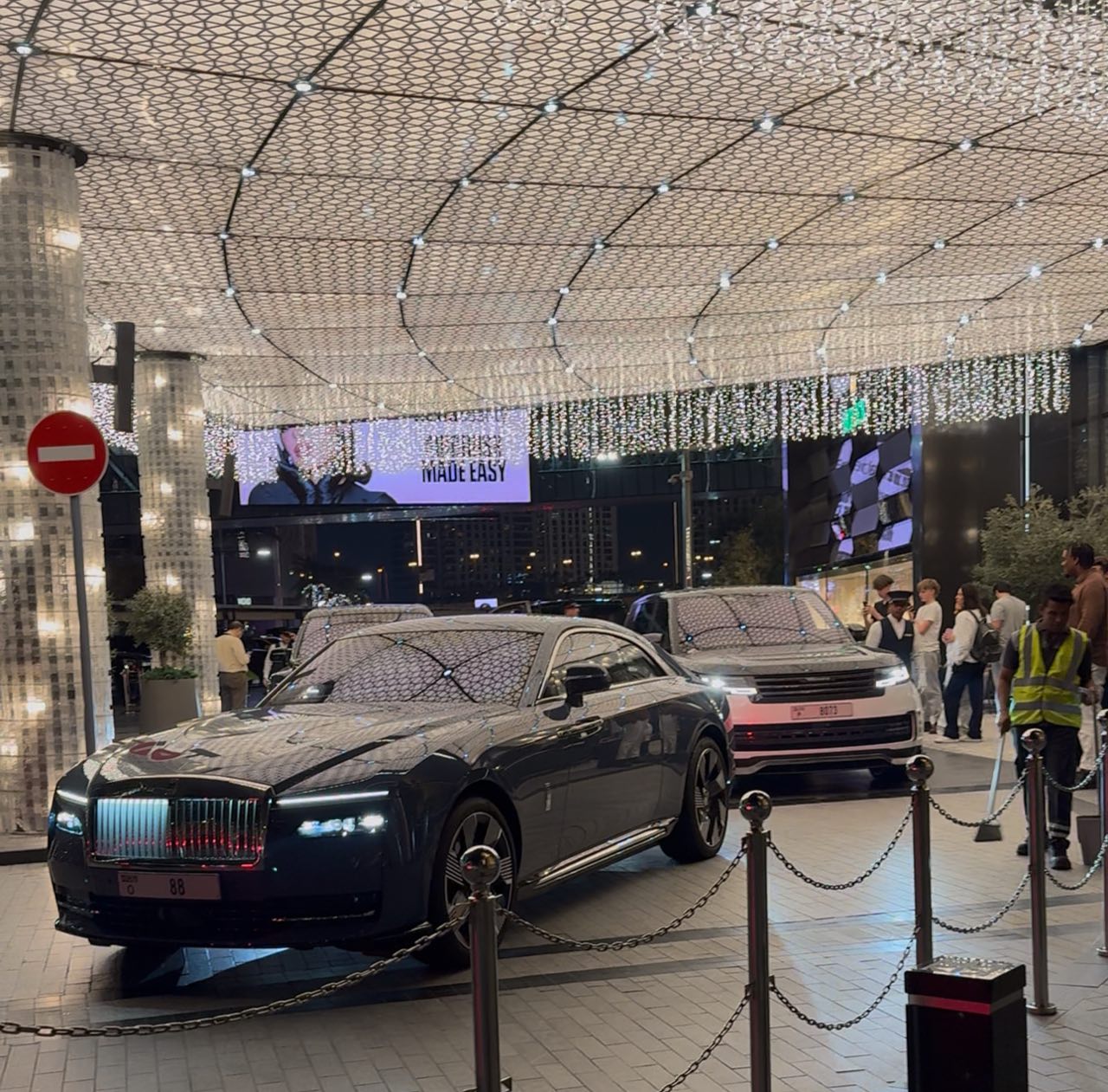 Сауда орталығы алдындағы тұрақ