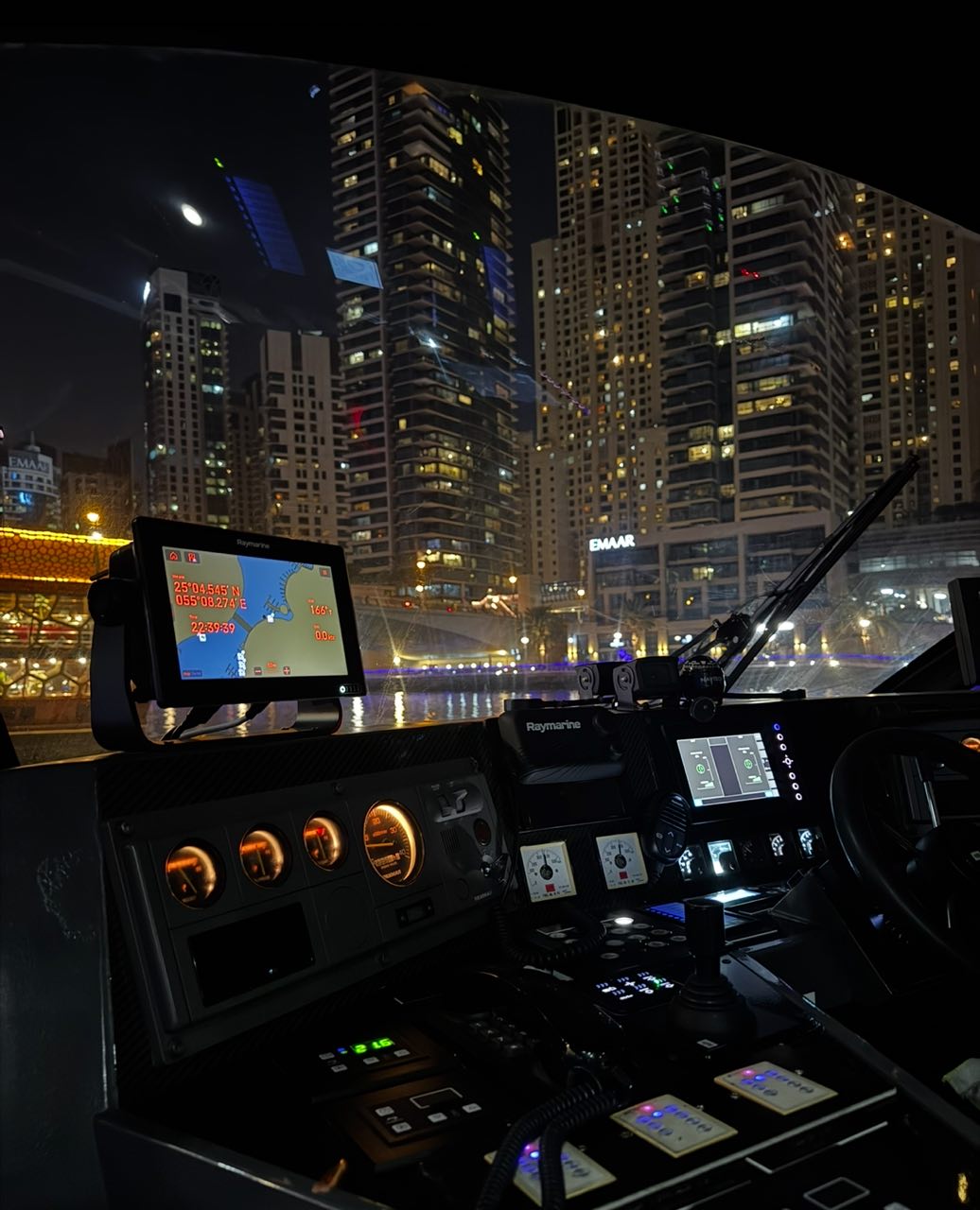 Қайықтағы басқару панелі